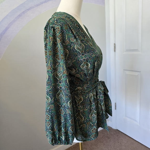 Max Studio | Medium | Green Paisley Clinched Tie Waisted Top - Picture 7 of 13